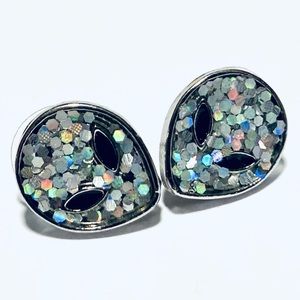 Cute sparkly retro alien stud earrings! 👽🛸